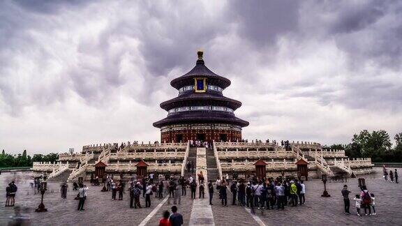 中国北京天坛前拥挤的游客