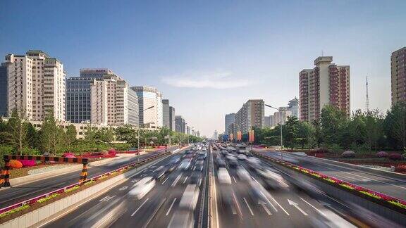现代城市中城区道路上繁忙的交通时间流逝