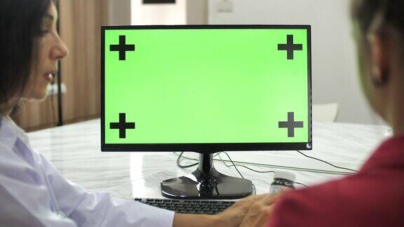 医生与病人一起工作使用电脑绿色屏幕色度键