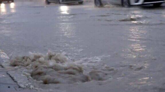 雨后的洪水顺着道路的排水沟流下去