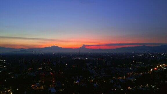 黎明时分的墨西哥城火山景观