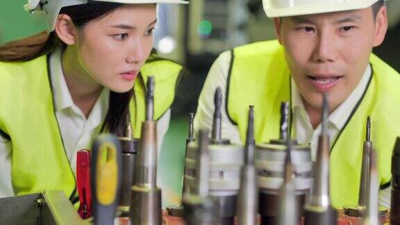 领导亚洲男女工程师检查设备制造工业工厂女性在STEM技术工业教育科学创新领导力工业4.0团队合作成功自动化-大规模工业