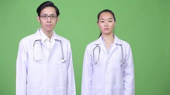 年轻幸福的亚洲夫妇医生在一起