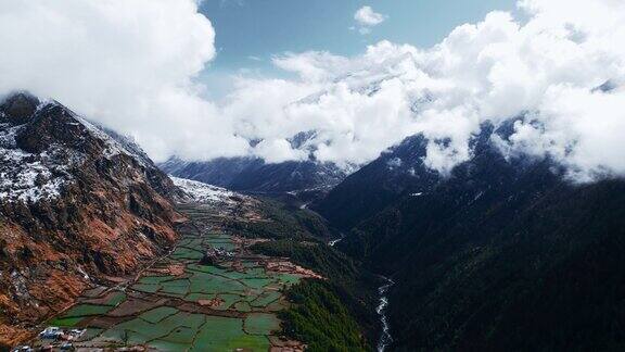尼泊尔的山脉是一个迷人的奇观