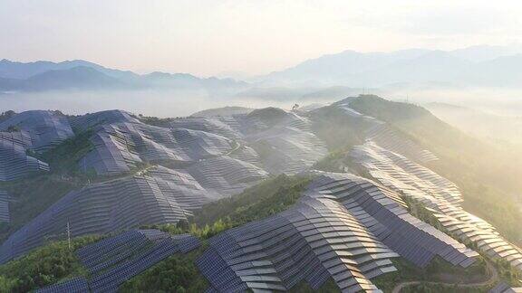 在晨曦中山顶上壮观的太阳能发电站