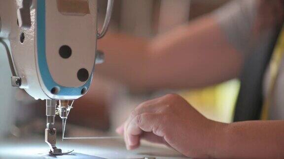 特写亚洲华人女裁缝的手工缝纫过程在缝纫机上缝纫