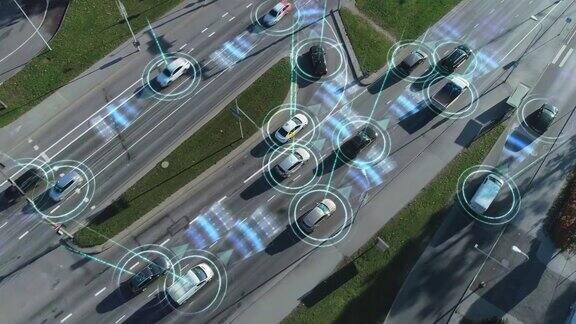 自上而下的无人机:白色自动驾驶汽车通过城市概念:人工智能扫描周围环境检测汽车避免交通堵塞和安全驾驶