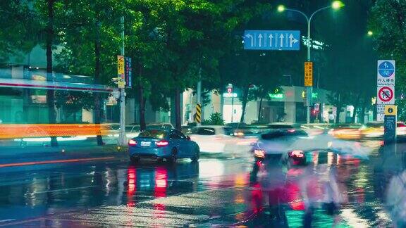 在雨中人群穿过台湾台北市忠孝东路