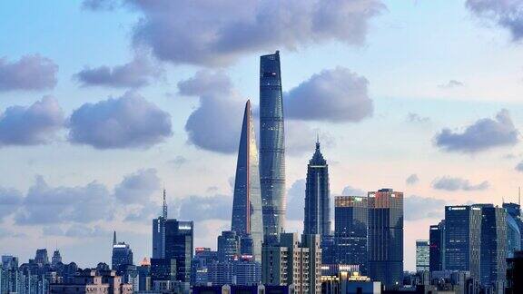 4K:上海陆家嘴摩天大楼的日落到夜晚中国