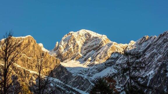 8K拍摄日出时的一座山峰