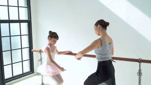 一二三步年轻的泰国芭蕾舞老师教她的学生希望她成为一名专业人士