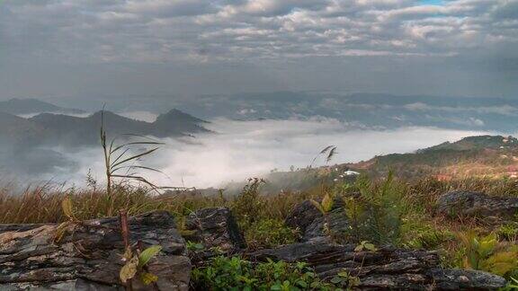 时间流逝的雾滚动流过山脉多莉拍摄