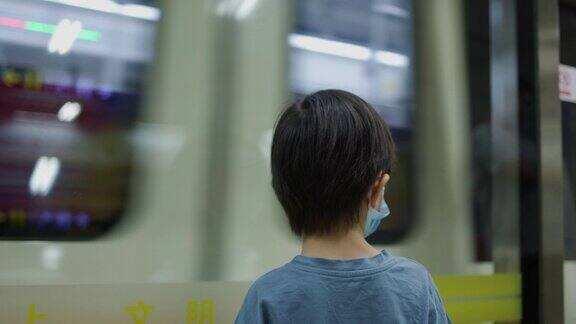这个小男孩正在等地铁
