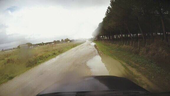 4WD越野车下雨的观点