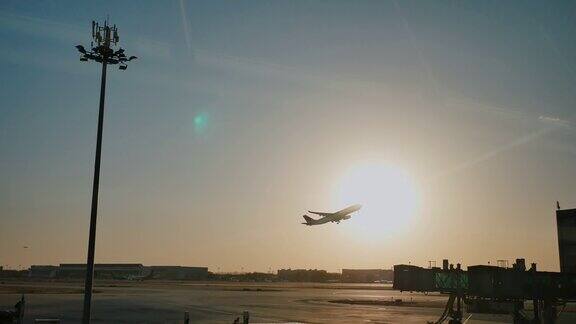 飞机起飞天空日落日落黄昏在中国机场北京