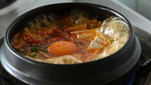 韩式石碗辣面泡菜、豆腐、鸡蛋、蘑菇