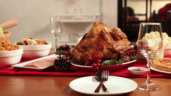 (特写)餐桌上为圣诞晚会准备的食物