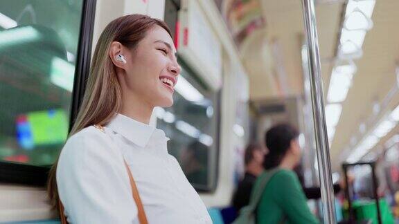 女人用耳机听音乐