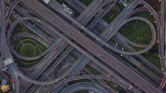 无人机拍摄的高速公路路口俯视图交叉高速公路立交桥横跨泰国曼谷的东外环线缩小照片