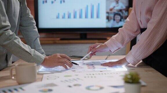 专业的亚洲女性财务顾问与她的客户沟通在办公室营销研讨会会议展示她的投资业务图在办公室