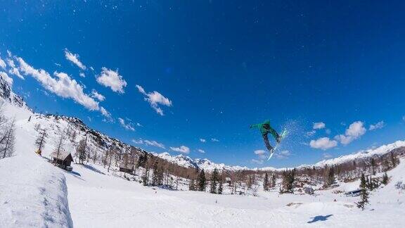自由式滑雪运动员在雪上公园表演跳高特技