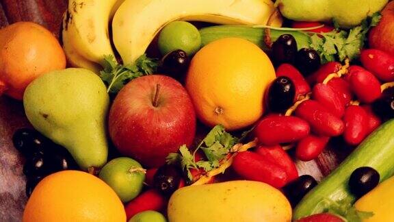 各色水果木色背景水果飞行水果和浆果收集