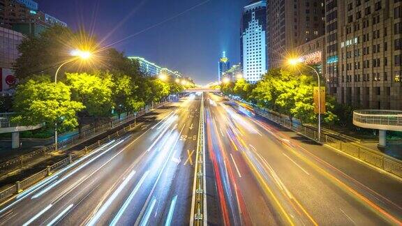 现代城市中城区夜间交通繁忙时间流逝