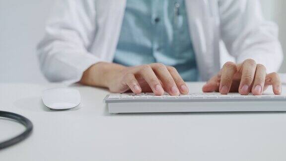 近距离的成熟亚洲男子医生使用笔记本电脑视频通话医疗结果在咨询病人在健康诊所