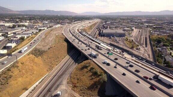 无人机拍摄的盐湖城周边的I-15、I-80通勤交通和道路建设