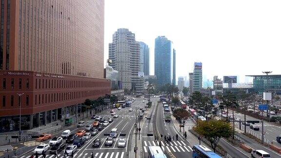 在韩国首尔车站4k时间的汽车交通和皇冠行人在道路上的人