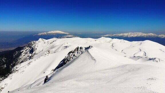 无人机在冬季高空雪山山顶的风景