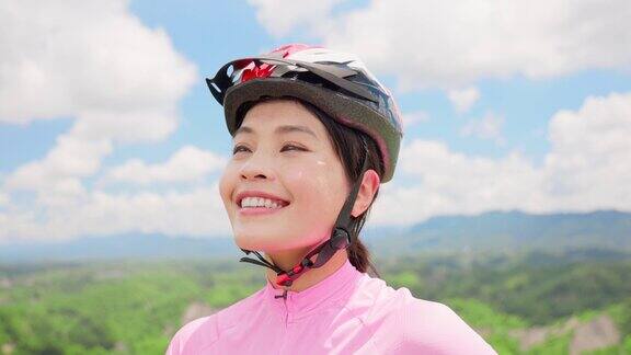 骑自行车的亚洲女性