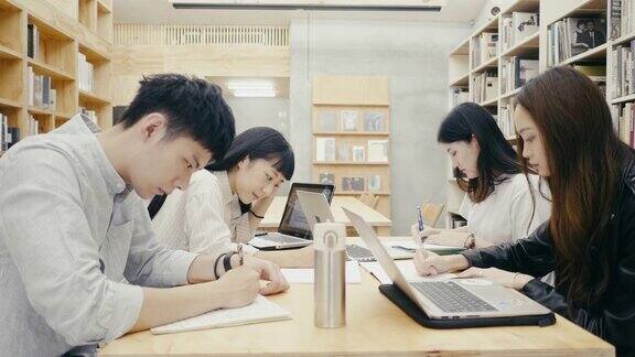 一群在书店学习的亚洲学生