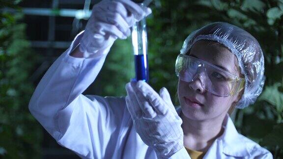 研究人员在甜瓜实验室进行化学测试用于夜间研发