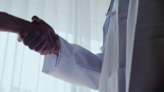 医生与病人握手抬起头来看