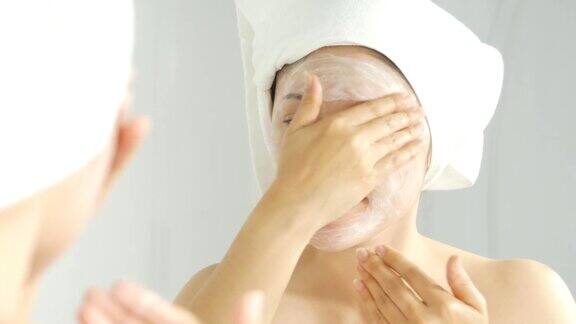女人洗脸做美容护肤