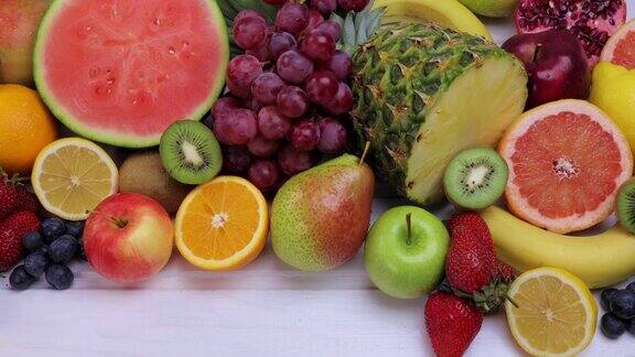 白色餐桌上搭配新鲜水果健康饮食