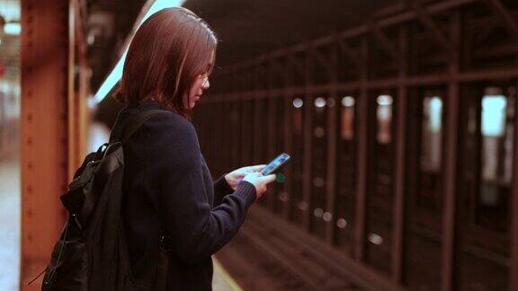 高效通勤:亚洲学生在纽约使用手机保持联系并掌握火车时间
