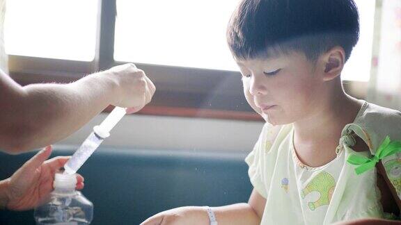 亚洲小男孩在医院做鼻腔冲洗清洁