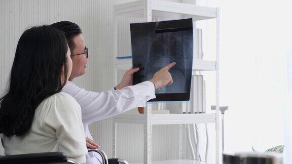 男医生拿着x光片说话诊断女病人