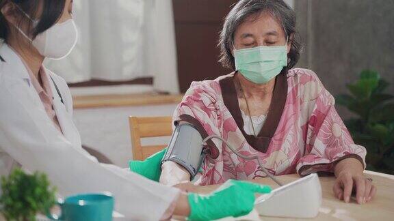 女护士为老年女性患者测量血压