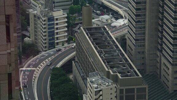 从东京市区高速公路旁的摩天大楼俯瞰城市景观