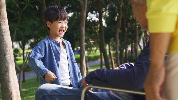 亚洲祖父母和孙子在公园里玩得很开心