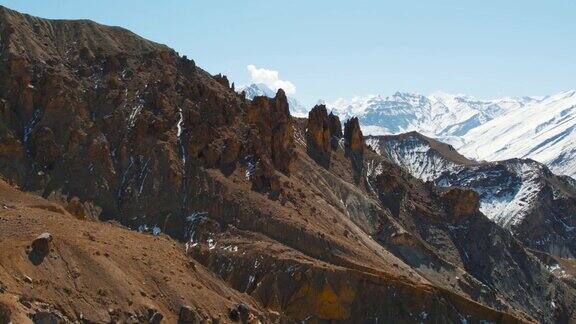 印度喜马偕尔邦斯皮提山谷令人惊叹的山地景观和超现实的岩层的4K鸟瞰图无人机在喜马拉雅山脉被侵蚀的上空飞行自然景观