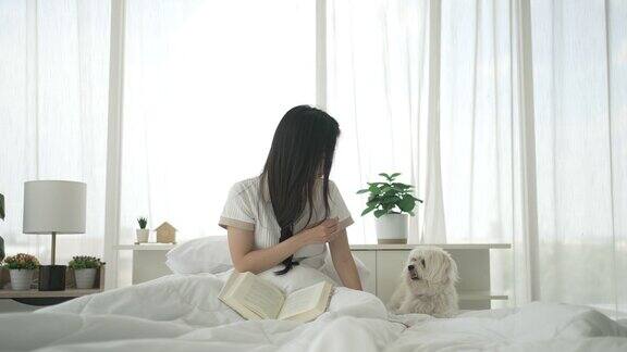 年轻女子在家里和她的狗玩耍