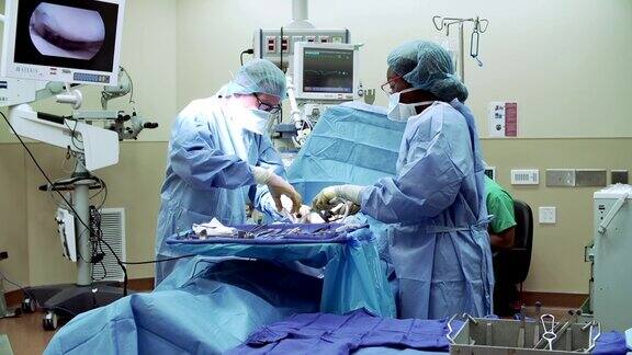 在手术室工作的外科团队