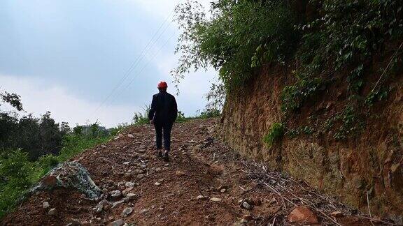 一位女工程师走在建筑工地上