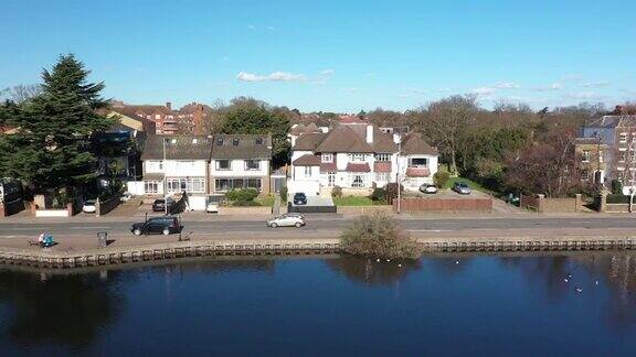 安静的英格兰小镇有一个池塘