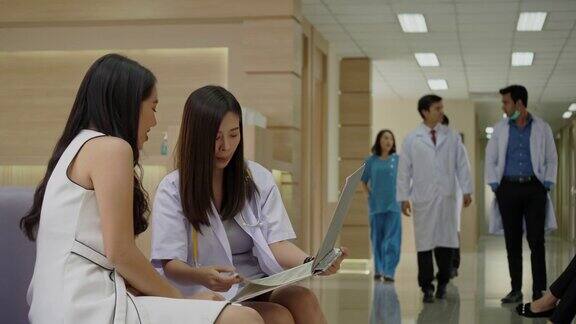 亚洲医生在医院里咨询健谈的女病人专科医师为人民服务心灵工作场所清洁没有冠状病毒结束隔离返回开放医疗