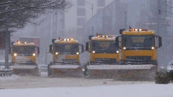 一排一排的扫雪车和盐渍车